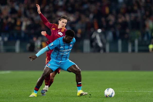 AS Roma v Cagliari Calcio - Serie A Enilive Daniele Ghilardi of AS Roma and Michel Ndary Adopo of Cagliari Calcio compete for the ball during the serie Serie A Enilive match between AS Roma and Cagliari Calcio at Stadio Olimpico on Febraury 9, 2026 in Rome, Italy Roma Stadio Olimpico Lazio Italy Copyright: xGiuseppexMaffiax SerieA_Roma-Cagliari_0902202601242