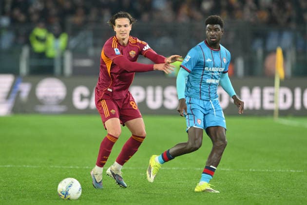 Michel Ndary Adopo of Cagliari Calcio under pressure from Daniele Ghilardi of AS Roma during the match of 24th day of the Serie A Championship between A.S.Roma and Cagliari at the Olimpico Stadium on Feb 9, 2026 in Rome, Italy. during AS Roma vs Cagliari Calcio, Italian soccer Serie A match in Rome, Italy, February 09 2026  Copyright: xRobertoxRamaccia IPAxSportx xipa-agency.netx xx IPA_71196200 IPA_Agency_IPA71196200
