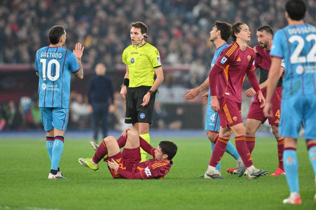 Gianluca Gaetano of Cagliari Calcio talk to referee Matteo Marcenaro during the match of 24th day of the Serie A Championship between A.S.Roma and Cagliari at the Olimpico Stadium on Feb 9, 2026 in Rome, Italy. during AS Roma vs Cagliari Calcio, Italian soccer Serie A match in Rome, Italy, February 09 2026  Copyright: xRobertoxRamaccia IPAxSportx xipa-agency.netx xx IPA_71196202 IPA_Agency_IPA71196202
