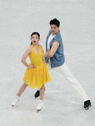 (260209) -- MILAN, Feb. 9, 2026 -- Wang Shiyue (L) Liu Xinyu of China compete during the rhythm dance of Figure skating, Eiskunstlauf ice dance competition at the Milan-Cortina 2026 Olympic Winter games, Winterspiele,Spiele, Summer games in Milan, Italy, Feb. 9, 2026. ) (MICO2026)ITALY-MILAN-OLYMPIC WINTER GAMES-FIGURE SKATING-ICE DANCE-RHYTHM DANCE XuexYuge 