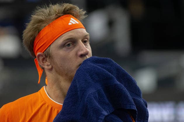 February 9, 2026, Frisco, Texas, USA: ALEJANDRO DAVIDOVICH FOKINA (ESP) wipes his face during a menÃ¢â‚¬â ¢s singles match at 2026 Nexo Dallas Open at The Ford Center at The Star in Frisco, Texas. Fokina defeated Svadja 6:4, 7:6. Frisco USA - ZUMAh193 20260209_zsp_h193_055 Copyright: xDanielxMcGregor-Huyerx