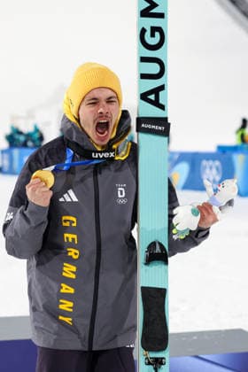 Predazzo, Italien 09. Februar 2026: Skispringen Einzel Normalschanze Männer - Olympia 2026 Im Bild: Philipp Raimund (GER) jubelt als Olympiasieger die Goldmedaille. Ski jumping, Skispringen, Ski, nordisch Stadium *** Predazzo, Italy 09 February 2026 Ski Jumping Individual Normal Hill Men Olympia 2026 In the picture Philipp Raimund GER celebrates as Olympic Champion the gold medal Ski Jumping Stadium Copyright: xFotostandx xHettichx