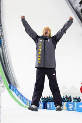 Predazzo, Italien 09. Februar 2026: Skispringen Einzel Normalschanze Männer - Olympia 2026 Im Bild: Philipp Raimund (GER) springt als Olympiasieger auf das Podium, Podest. Ski jumping, Skispringen, Ski, nordisch Stadium *** Predazzo, Italy 09 February 2026 Ski Jumping Individual Normal Hill Men Olympia 2026 In the picture Philipp Raimund GER jumps onto the podium as Olympic Champion, Podium Ski Jumping Stadium Copyright: xFotostandx xHettichx