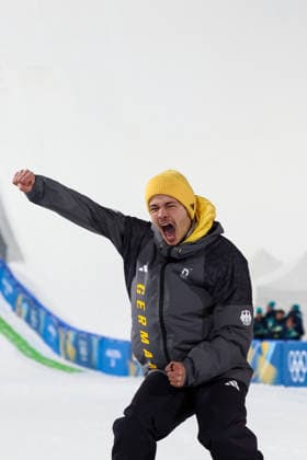 Predazzo, Italien 09. Februar 2026: Skispringen Einzel Normalschanze Männer - Olympia 2026 Im Bild: Philipp Raimund (GER) springt als Olympiasieger auf das Podium, Podest. Ski jumping, Skispringen, Ski, nordisch Stadium *** Predazzo, Italy 09 February 2026 Ski Jumping Individual Normal Hill Men Olympia 2026 In the picture Philipp Raimund GER jumps onto the podium as Olympic Champion, Podium Ski Jumping Stadium Copyright: xFotostandx xHettichx