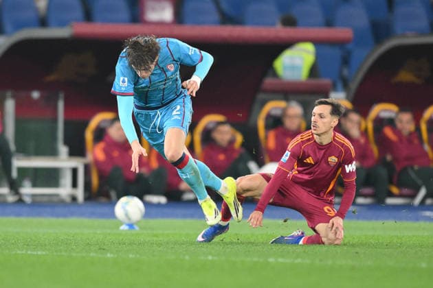 Marco Palestra of Cagliari Calcio under pressure from Martinez Zaragoza of AS Roma during the match of 24th day of the Serie A Championship between A.S.Roma and Cagliari at the Olimpico Stadium on Feb 9, 2026 in Rome, Italy. during AS Roma vs Cagliari Calcio, Italian soccer Serie A match in Rome, Italy, February 09 2026  Copyright: xRobertoxRamaccia IPAxSportx xipa-agency.netx xx IPA_71197803 IPA_Agency_IPA71197803