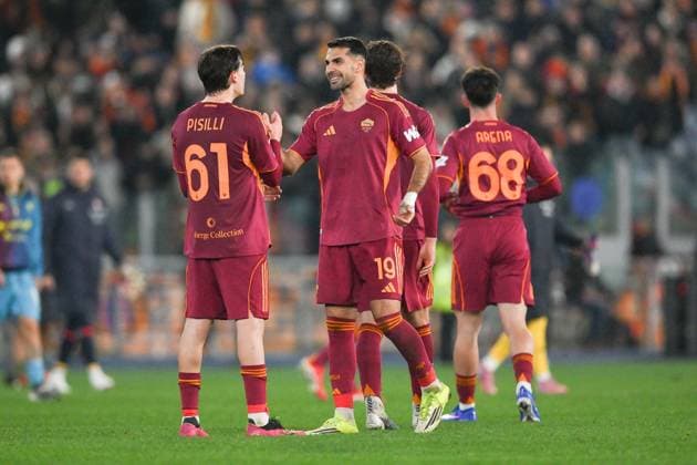Roma s players celebrate their victory at the end of the match during the match of 24th day of the Serie A Championship between A.S.Roma and Cagliari at the Olimpico Stadium on Feb 9, 2026 in Rome, Italy. during AS Roma vs Cagliari Calcio, Italian soccer Serie A match in Rome, Italy, February 09 2026  Copyright: xRobertoxRamaccia IPAxSportx xipa-agency.netx xx IPA_71197805 IPA_Agency_IPA71197805