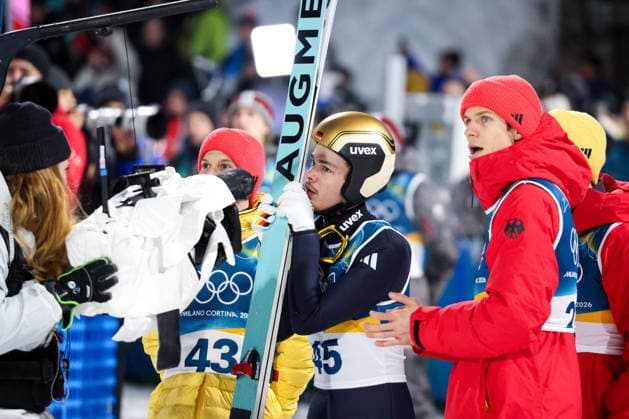 Predazzo, Italien 09. Februar 2026: Skispringen Einzel Normalschanze Männer - Olympia 2026 Im Bild: Philipp Raimund (GER) wartet gespannt auf das Ergebnis. Ski jumping, Skispringen, Ski, nordisch Stadium *** Predazzo, Italy 09 February 2026 Ski Jumping Individual Normal Hill Men Olympic Games 2026 In the picture Philipp Raimund GER is waiting anxiously for the result Ski Jumping Stadium Copyright: xFotostandx xHettichx