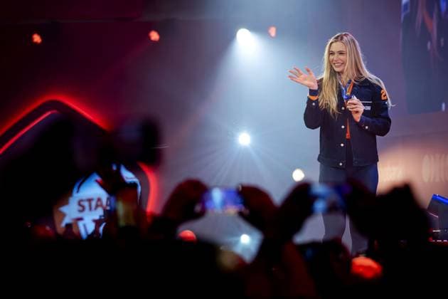 MILAN - Speed skater Jutta Leerdam during the ceremony at TeamNL Huis. Leerdam brought the Netherlands its first gold medal at the Milan Olympic Games, Olympische Spiele, Olympia, OS The 27-year-old skater won the 1000 meters in an Olympic record of 1:12.31 at the Milan Speed skating, Eisschnelllauf Stadium. ROBIN VAN LONKHUIJSEN ANP xVIxANPxSportx xxANPxIVx 550189297 originalFilename: 550189297.jpg