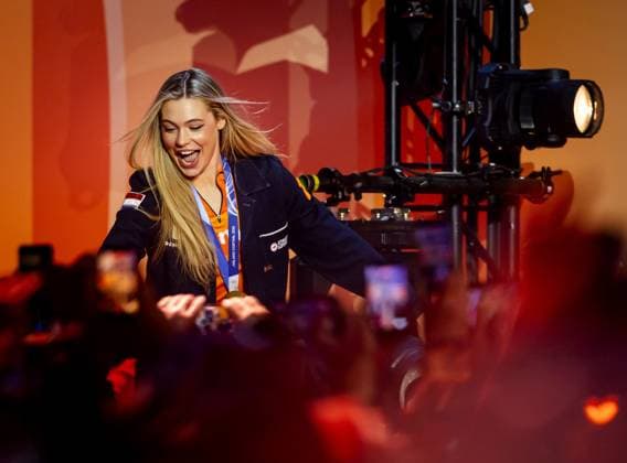 MILAN - Speed skater Jutta Leerdam during the ceremony at TeamNL Huis. Leerdam brought the Netherlands its first gold medal at the Milan Olympic Games, Olympische Spiele, Olympia, OS The 27-year-old skater won the 1000 meters in an Olympic record of 1:12.31 at the Milan Speed skating, Eisschnelllauf Stadium. SEM VAN DER WAL ANP xVIxANPxSportx xxANPxIVx 550189335 originalFilename: 550189335.jpg