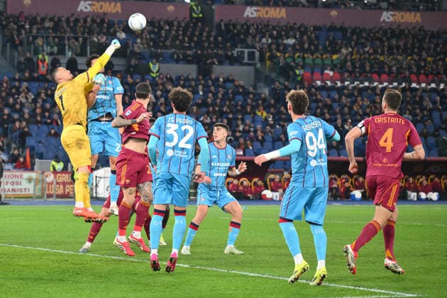 CALCIO - Serie A - AS Roma vs Cagliari Calcio Elia Caprile of Cagliari Calcio punches the ball clear during the match of 24th day of the Serie A Championship between A.S.Roma and Cagliari at the Olimpico Stadium on Feb 9, 2026 in Rome, Italy. during AS Roma vs Cagliari Calcio, Italian soccer Serie A match in Rome, Italy, February 09 2026 Rome Italy  Copyright: xIPAxSport ABACAx