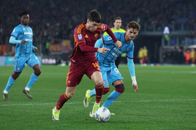 CALCIO - Serie A - AS Roma vs Cagliari Calcio Rome, Italy - February 9, 2026: Matias Soule of Roma , Sebastiano Esposito of Cagliari seen in action during the Serie A Enilive 2025-2026 football match between AS Roma vs Cagliari Calcio at Olympic Stadium. Rome Italy  Copyright: xIPAxSport ABACAx