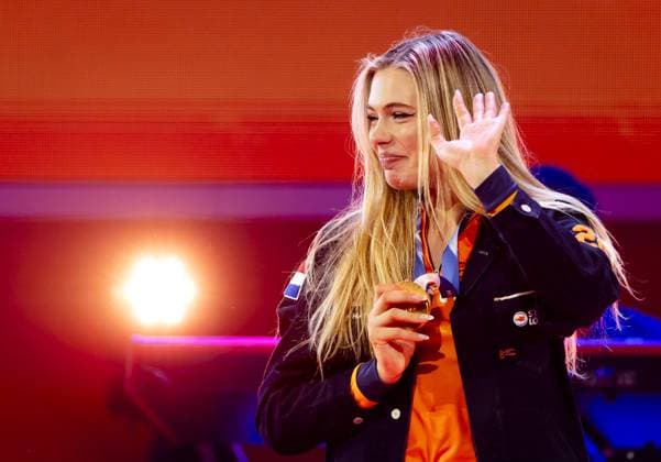 MILAN - Speed skater Jutta Leerdam during the ceremony at TeamNL Huis. Leerdam brought the Netherlands its first gold medal at the Milan Olympic Games, Olympische Spiele, Olympia, OS The 27-year-old skater won the 1000 meters in an Olympic record of 1:12.31 at the Milan Speed skating, Eisschnelllauf Stadium. SEM VAN DER WAL ANP xVIxANPxSportx xxANPxIVx 550190234 originalFilename: 550190234.jpg