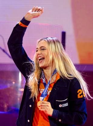 MILAN - Speed skater Jutta Leerdam during the ceremony at TeamNL Huis. Leerdam brought the Netherlands its first gold medal at the Milan Olympic Games, Olympische Spiele, Olympia, OS The 27-year-old skater won the 1000 meters in an Olympic record of 1:12.31 at the Milan Speed skating, Eisschnelllauf Stadium. SEM VAN DER WAL ANP xVIxANPxSportx xxANPxIVx 550190238 originalFilename: 550190238.jpg