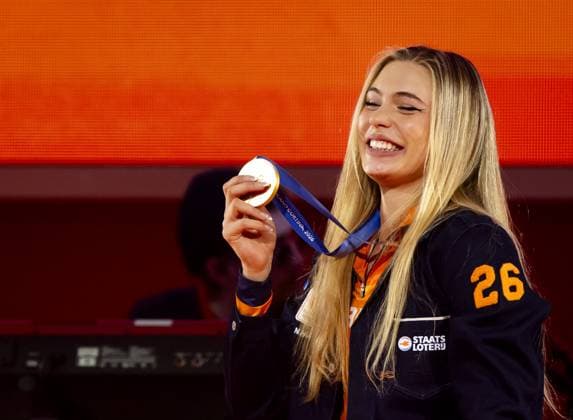 MILAN - Speed skater Jutta Leerdam during the ceremony at TeamNL Huis. Leerdam brought the Netherlands its first gold medal at the Milan Olympic Games, Olympische Spiele, Olympia, OS The 27-year-old skater won the 1000 meters in an Olympic record of 1:12.31 at the Milan Speed skating, Eisschnelllauf Stadium. SEM VAN DER WAL ANP xVIxANPxSportx xxANPxIVx 550190249 originalFilename: 550190249.jpg
