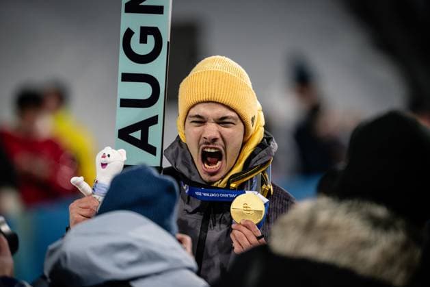 Philipp Raimund ( Deutschland ) celebrating his Gold Medal, Ski jumping, Skispringen, Ski, nordisch Men Normal Hill Milano Cortina 2026 Olympic Games, Olympische Spiele, Olympia, OS 09-02-2026 *** Philipp Raimund Germany celebrating his Gold Medal, Ski Jumping Men Normal Hill Milano Cortina 2026 Olympic Games 09 02 2026 Copyright: HMBxMedia MarcxNiemeyer