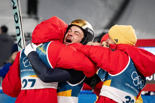 Philipp Raimund ( Deutschland ) celebrating his Gold Medal, Ski jumping, Skispringen, Ski, nordisch Men Normal Hill Milano Cortina 2026 Olympic Games, Olympische Spiele, Olympia, OS 09-02-2026 *** Philipp Raimund Germany celebrating his Gold Medal, Ski Jumping Men Normal Hill Milano Cortina 2026 Olympic Games 09 02 2026 Copyright: HMBxMedia MarcxNiemeyer