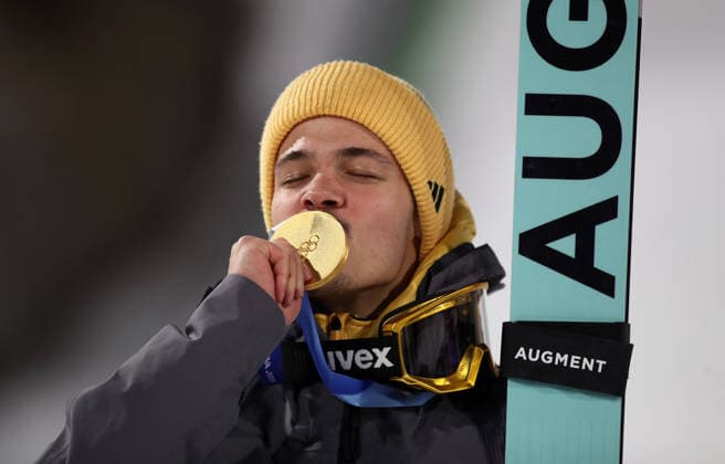 Olympische Winterspiele, Olympia, Skispringen, Herren, Normalschanze, Val di Fiemme, Predazzo, Olympiaschanze Der neue Olympiasieger auf der Normalschanze RAIMUND Philipp (GER) mit der Goldmedaille, küssen, Kuss, küsschen *** Olympic Winter Games, Olympics, ski jumping, men, normal hill, Val di Fiemme, Predazzo, Olympic hill The new Olympic champion on the normal hill RAIMUND Philipp GER with the gold medal, kiss, kiss, kissing