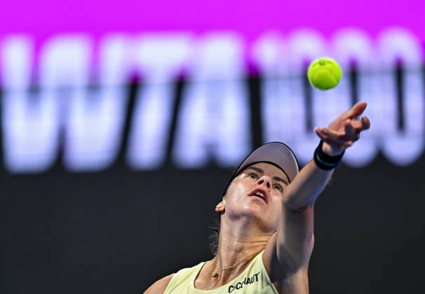 WTA, Tennis Damen QATAR TOTALENERGIES OPEN 2026-ROUND OF 32 Magda Linette of Poland competes in her Round of 32 match against Mirra Andreeva of Russia during the WTA Qatar TotalEnergies Open 2026 tennis tournament at the Khalifa International Tennis Complex in Doha, Qatar, on February 9, 2026. DOHA Qatar Copyright: xNOUSHADx