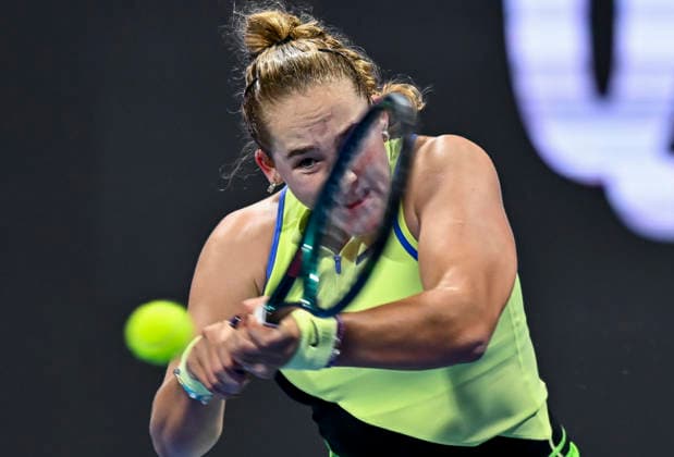 WTA, Tennis Damen QATAR TOTALENERGIES OPEN 2026-ROUND OF 32 Mirra Andreeva of Russia competes in her Round of 32 match against Magda Linette of Poland during the WTA Qatar TotalEnergies Open 2026 tennis tournament at the Khalifa International Tennis Complex in Doha, Qatar, on February 9, 2026. DOHA Qatar Copyright: xNOUSHADx
