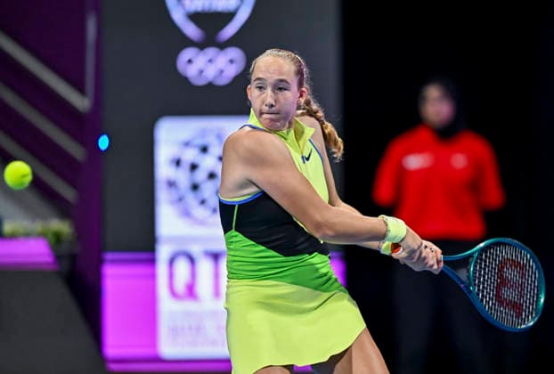 WTA, Tennis Damen QATAR TOTALENERGIES OPEN 2026-ROUND OF 32 Mirra Andreeva of Russia competes in her Round of 32 match against Magda Linette of Poland during the WTA Qatar TotalEnergies Open 2026 tennis tournament at the Khalifa International Tennis Complex in Doha, Qatar, on February 9, 2026. DOHA Qatar Copyright: xNOUSHADx