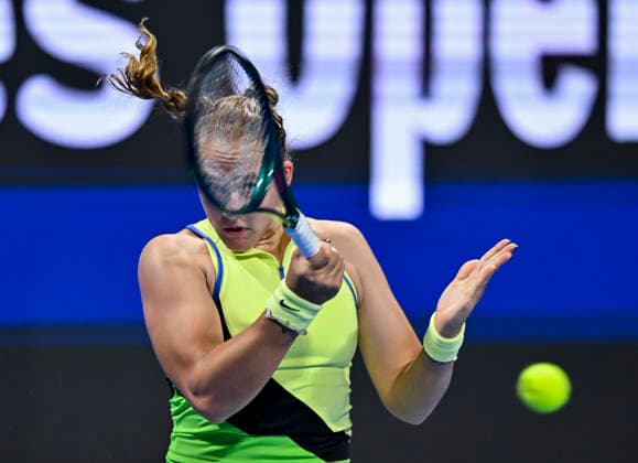 WTA, Tennis Damen QATAR TOTALENERGIES OPEN 2026-ROUND OF 32 Mirra Andreeva of Russia competes in her Round of 32 match against Magda Linette of Poland during the WTA Qatar TotalEnergies Open 2026 tennis tournament at the Khalifa International Tennis Complex in Doha, Qatar, on February 9, 2026. DOHA Qatar Copyright: xNOUSHADx