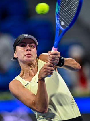 WTA, Tennis Damen QATAR TOTALENERGIES OPEN 2026-ROUND OF 32 Magda Linette of Poland competes in her Round of 32 match against Mirra Andreeva of Russia during the WTA Qatar TotalEnergies Open 2026 tennis tournament at the Khalifa International Tennis Complex in Doha, Qatar, on February 9, 2026. DOHA Qatar Copyright: xNOUSHADx