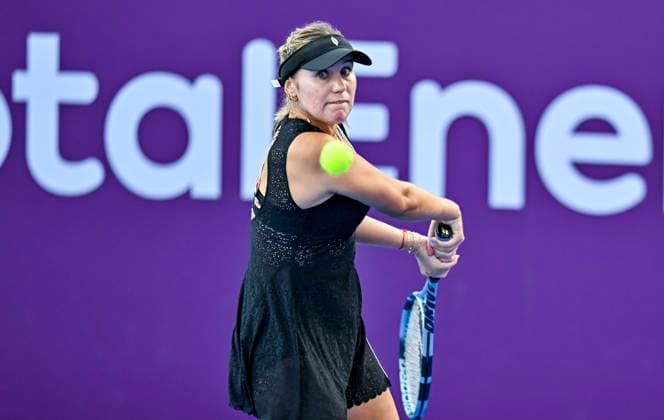 WTA, Tennis Damen Qatar Total Energies Open round of 64 in Doha, Qatar - 09 Feb 2026 Sofia Kenin of the United States seen in action with Qinwen Zheng of China (not in view) during their round of 64 match at the WTA Qatar TotalEnergies Open 2026 tennis tournament at the Khalifa International Tennis Complex. Qinwen Zheng won Sofia Kenin 4-6, 6-1, 6-2 Doha Qatar Copyright: xNoushadxVariyattiyakkalx xSOPAxImagesx NVRITYAKAL2-44