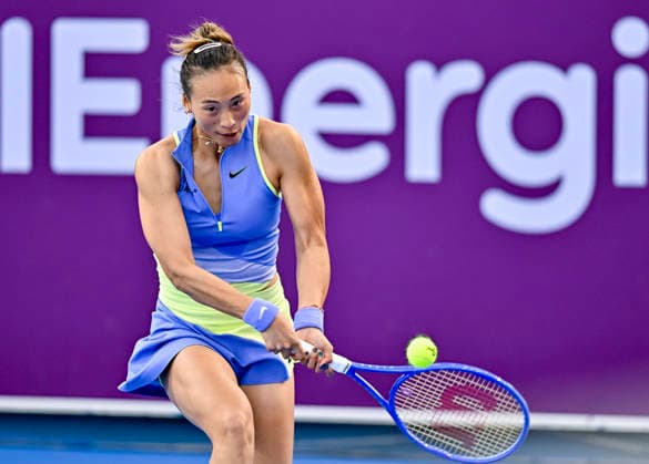 February 9, 2026, Doha, Qatar: Qinwen Zheng of China seen in action with Sofia Kenin of the United States (Not in view) during their round of 64 match at the WTA, Tennis Damen Qatar TotalEnergies Open 2026 tennis tournament at the Khalifa International Tennis Complex. Qinwen Zheng won Sofia Kenin 4-6, 6-1, 6-2 Doha Qatar - ZUMAs197 20260209_aaa_s197_151 Copyright: xNoushadxVariyattiyakkalx