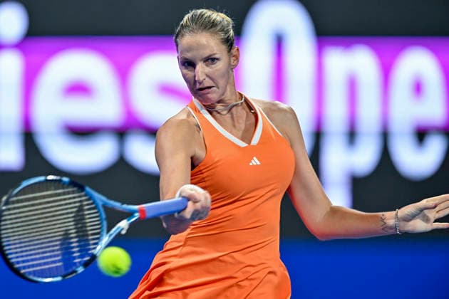 WTA, Tennis Damen Qatar TotalEnergies Open 2026-round of 32 in Doha - 09 Feb 2026 Karolina Pliskova of the Czech Republic plays against Amanda Anisimova of the United States (Not in picture) during their round of 32 match at the WTA Qatar TotalEnergies Open 2026 tennis tournament at the Khalifa International Tennis Complex. Karolina Pliskova won the match after Amanda Anisimova retired, with the score 7-5, 6-7, 4-1. Doha Qatar Copyright: xNoushadxVariyattiyakkalx xSOPAxImagesx NVRITYAKAL3-009