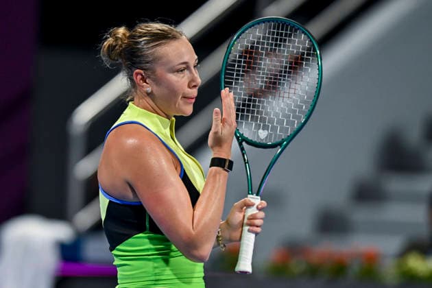 WTA, Tennis Damen Qatar TotalEnergies Open 2026-round of 32 in Doha - 09 Feb 2026 Amanda Anisimova of the United States plays against Karolina Pliskova of the Czech Republic (Not in picture) during their round of 32 match at the WTA Qatar TotalEnergies Open 2026 tennis tournament at the Khalifa International Tennis Complex. Karolina Pliskova won the match after Amanda Anisimova retired, with the score 7-5, 6-7, 4-1. Doha Qatar Copyright: xNoushadxVariyattiyakkalx xSOPAxImagesx NVRITYAKAL3-015