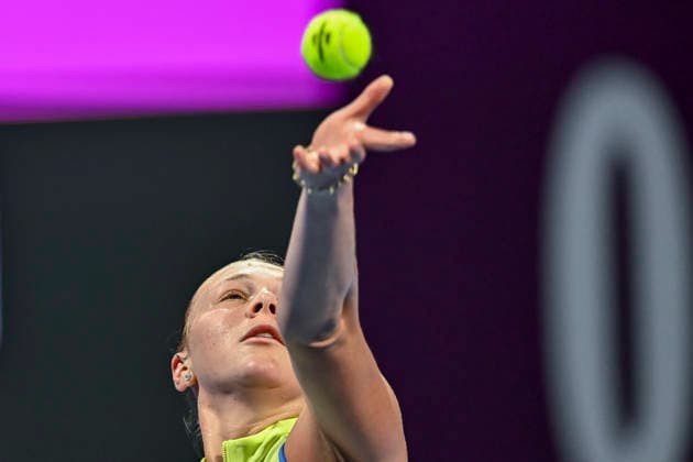WTA, Tennis Damen Qatar TotalEnergies Open 2026-round of 32 in Doha - 09 Feb 2026 Amanda Anisimova of the United States plays against Karolina Pliskova of the Czech Republic (Not in picture) during their round of 32 match at the WTA Qatar TotalEnergies Open 2026 tennis tournament at the Khalifa International Tennis Complex. Karolina Pliskova won the match after Amanda Anisimova retired, with the score 7-5, 6-7, 4-1. Doha Qatar Copyright: xNoushadxVariyattiyakkalx xSOPAxImagesx NVRITYAKAL3-018