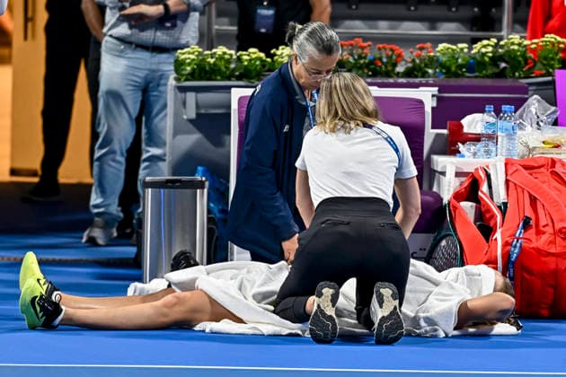 WTA, Tennis Damen Qatar TotalEnergies Open 2026-round of 32 in Doha - 09 Feb 2026 Amanda Anisimova of the United States receives medical assistance during round of 32 match against Karolina Pliskova of the Czech Republic (not pictured) at the WTA Qatar TotalEnergies Open 2026 tennis tournament at the Khalifa International Tennis Complex. Karolina Pliskova won the match after Amanda Anisimova retired, with the score 7-5, 6-7, 4-1. Doha Qatar Copyright: xNoushadxVariyattiyakkalx xSOPAxImagesx NVRITYAKAL3-024
