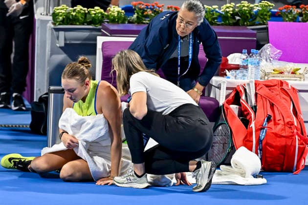 WTA, Tennis Damen Qatar TotalEnergies Open 2026-round of 32 in Doha - 09 Feb 2026 Amanda Anisimova of the United States receives medical assistance during round of 32 match against Karolina Pliskova of the Czech Republic (not pictured) at the WTA Qatar TotalEnergies Open 2026 tennis tournament at the Khalifa International Tennis Complex. Karolina Pliskova won the match after Amanda Anisimova retired, with the score 7-5, 6-7, 4-1. Doha Qatar Copyright: xNoushadxVariyattiyakkalx xSOPAxImagesx NVRITYAKAL3-025
