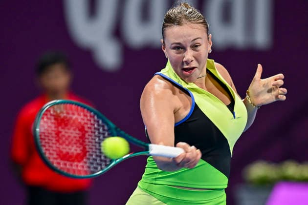 February 9, 2026, Doha, Qatar: Amanda Anisimova of the United States plays against Karolina Pliskova of the Czech Republic (Not in picture) during their round of 32 match at the WTA, Tennis Damen Qatar TotalEnergies Open 2026 tennis tournament at the Khalifa International Tennis Complex. Karolina Pliskova won the match after Amanda Anisimova retired, with the score 7-5, 6-7, 4-1. Doha Qatar - ZUMAs197 20260209_aaa_s197_185 Copyright: xNoushadxVariyattiyakkalx