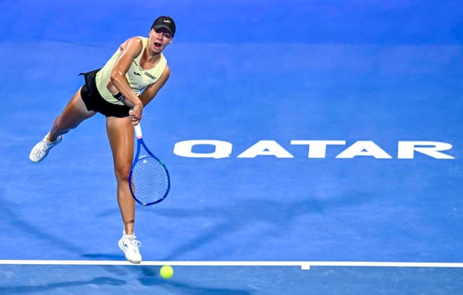 WTA, Tennis Damen Qatar TotalEnergies Open 2026-round of 32 in Doha - 09 Feb 2026 Magda Linette of Poland plays against Mirra Andreeva of Russia (Not in picture) during their round of 32 match at the WTA Qatar TotalEnergies Open 2026 tennis tournament at the Khalifa International Tennis Complex. ? Mirra Andreeva won against Magda Linette 7-6,6-1. Doha Qatar Copyright: xNoushadxVariyattiyakkalx xSOPAxImagesx NVRITYAKAL3-001