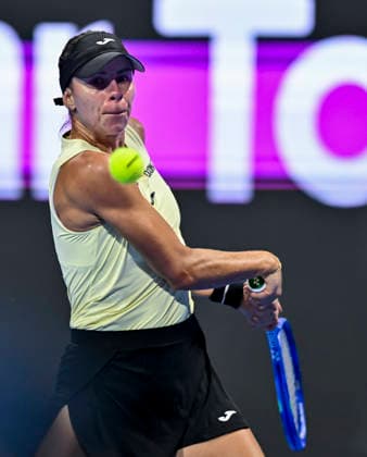 WTA, Tennis Damen Qatar TotalEnergies Open 2026-round of 32 in Doha - 09 Feb 2026 Magda Linette of Poland plays against Mirra Andreeva of Russia (Not in picture) during their round of 32 match at the WTA Qatar TotalEnergies Open 2026 tennis tournament at the Khalifa International Tennis Complex. ? Mirra Andreeva won against Magda Linette 7-6,6-1. Doha Qatar Copyright: xNoushadxVariyattiyakkalx xSOPAxImagesx NVRITYAKAL3-006