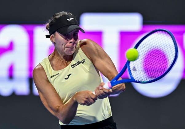 WTA, Tennis Damen Qatar TotalEnergies Open 2026-round of 32 in Doha - 09 Feb 2026 Magda Linette of Poland plays against Mirra Andreeva of Russia (Not in picture) during their round of 32 match at the WTA Qatar TotalEnergies Open 2026 tennis tournament at the Khalifa International Tennis Complex. ? Mirra Andreeva won against Magda Linette 7-6,6-1. Doha Qatar Copyright: xNoushadxVariyattiyakkalx xSOPAxImagesx NVRITYAKAL3-009