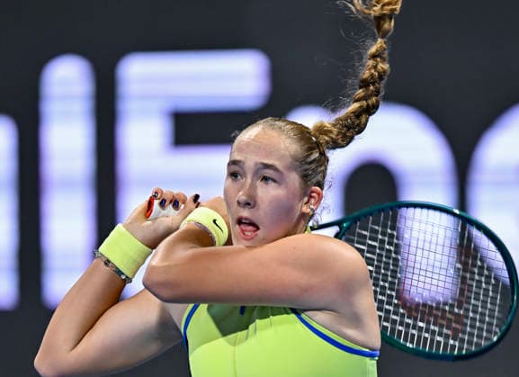 WTA, Tennis Damen Qatar TotalEnergies Open 2026-round of 32 in Doha - 09 Feb 2026 Mirra Andreeva of Russia plays against Magda Linette of Poland (Not in picture) during their round of 32 match at the WTA Qatar TotalEnergies Open 2026 tennis tournament at the Khalifa International Tennis Complex. Mirra Andreeva won against Magda Linette 7-6,6-1. Doha Qatar Copyright: xNoushadxVariyattiyakkalx xSOPAxImagesx NVRITYAKAL3-011