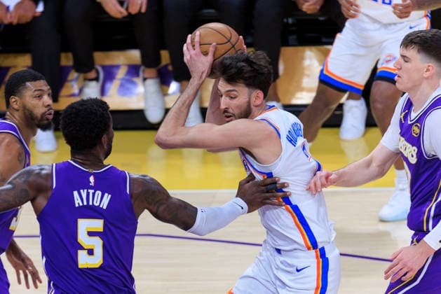 February 9, 2026, Los Angeles, California, USA: Chet Holmgren 7 of the Oklahoma City Thunder drives between Jake LaRavia 12 and Deandre Ayton 5 of the Los Angeles Lakers during their regular season NBA, Basketball Herren, USA game on Monday February 9, 2026 at Crypto.com Arena in Los Angeles, California. ARIANA RUIZ PI Los Angeles USA - ZUMAp124 20260209_zaa_p124_005 Copyright: xArianaxRuizx