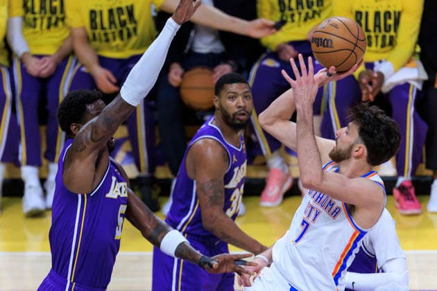 February 9, 2026, Los Angeles, California, USA: Chet Holmgren 7 of the Oklahoma City Thunder makes a fadeaway shot as Deandre Ayton 5 of the Los Angeles Lakers defends the basket during their regular season NBA, Basketball Herren, USA game on Monday February 9, 2026 at Crypto.com Arena in Los Angeles, California. ARIANA RUIZ PI Lakers Vs. Thunder  - ZUMAp124 20260209_zaa_p124_007 Copyright: xArianaxRuizx