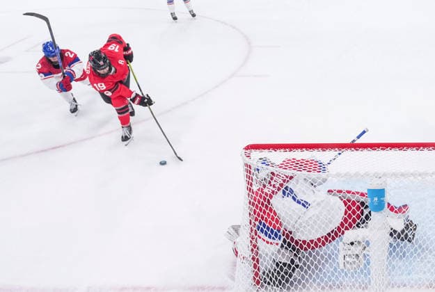 (260210) -- MILAN, Feb. 10, 2026 -- Brianne Jenner(C) of Canada shoots during the Ice hockey, Eishockey women s preliminary round group A match between Canada and the Czech Republic at the Milan-Cortina 2026 Olympic Winter games, Winterspiele,Spiele, Summer games in Milan, Italy, Feb. 9, 2026. ) (MICO2026) ITALY-MILAN-OLYMPIC WINTER GAMES-ICE HOCKEY-WOMEN-PRELIMINARY-CAN VS CZE SunxFei 