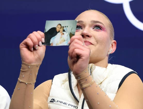 (260209) -- MILAN, Feb. 9, 2026 -- Natalie Taschlerova of the Czech Republic shows a photo during the rhythm dance of Figure skating, Eiskunstlauf ice dance competition at the Milan-Cortina 2026 Olympic Winter games, Winterspiele,Spiele, Summer games in Milan, Italy, Feb. 9, 2026. ) (MICO2026)ITALY-MILAN-OLYMPIC WINTER GAMES-FIGURE SKATING-ICE DANCE-RHYTHM DANCE ChenxYichen 