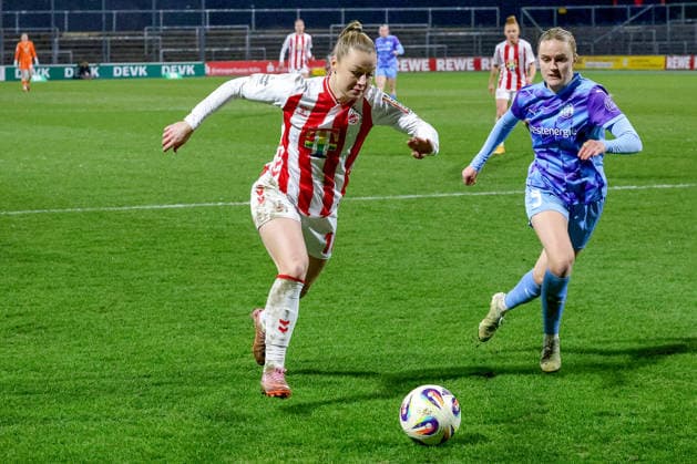09 02 2026, xsscx, Frauen Fussball, 1 FC Koeln SGS Essen, 1 Fussball Bundesliga, 17 Spieltag, Franz Kremer Stadion, Saison 2025 2026 Weronika Zawistowska 1 FC Koeln 10 im Zweikampf gegen Paula Flach SGS Essen 5 DFB regulations prohibit any use of photographs as image sequences and or quasi video Photo xSandraxScherningxPressefotoKochx Nordrhein Westfalen Germany