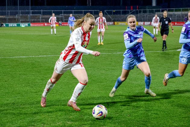 09 02 2026, xsscx, Frauen Fussball, 1 FC Koeln SGS Essen, 1 Fussball Bundesliga, 17 Spieltag, Franz Kremer Stadion, Saison 2025 2026 Weronika Zawistowska 1 FC Koeln 10 im Zweikampf gegen Paula Flach SGS Essen 5 DFB regulations prohibit any use of photographs as image sequences and or quasi video Photo xSandraxScherningxPressefotoKochx Nordrhein Westfalen Germany