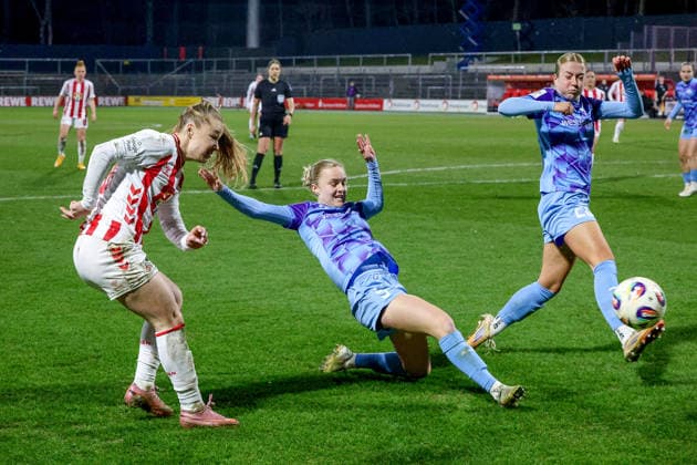09 02 2026, xsscx, Frauen Fussball, 1 FC Koeln SGS Essen, 1 Fussball Bundesliga, 17 Spieltag, Franz Kremer Stadion, Saison 2025 2026 Weronika Zawistowska 1 FC Koeln 10 im Zweikampf gegen Paula Flach SGS Essen 5 DFB regulations prohibit any use of photographs as image sequences and or quasi video Photo xSandraxScherningxPressefotoKochx Nordrhein Westfalen Germany