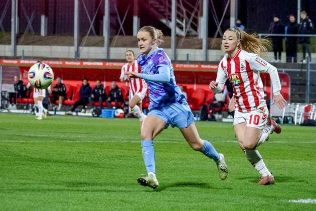 09 02 2026, xsscx, Frauen Fussball, 1 FC Koeln SGS Essen, 1 Fussball Bundesliga, 17 Spieltag, Franz Kremer Stadion, Saison 2025 2026 Paula Flach SGS Essen 5 im Zweikampf gegen Weronika Zawistowska 1 FC Koeln 10 DFB regulations prohibit any use of photographs as image sequences and or quasi video Photo xSandraxScherningxPressefotoKochx Nordrhein Westfalen Germany