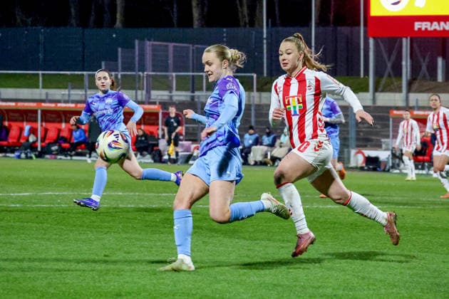 09 02 2026, xsscx, Frauen Fussball, 1 FC Koeln SGS Essen, 1 Fussball Bundesliga, 17 Spieltag, Franz Kremer Stadion, Saison 2025 2026 Paula Flach SGS Essen 5 im Zweikampf gegen Weronika Zawistowska 1 FC Koeln 10 DFB regulations prohibit any use of photographs as image sequences and or quasi video Photo xSandraxScherningxPressefotoKochx Nordrhein Westfalen Germany