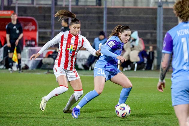 09 02 2026, xsscx, Frauen Fussball, 1 FC Koeln SGS Essen, 1 Fussball Bundesliga, 17 Spieltag, Franz Kremer Stadion, Saison 2025 2026 Martyna Wiankowska 1 FC Koeln 26 im Zweikampf gegen Leonie Köpp SGS Essen 20 DFB regulations prohibit any use of photographs as image sequences and or quasi video Photo xSandraxScherningxPressefotoKochx Nordrhein Westfalen Germany