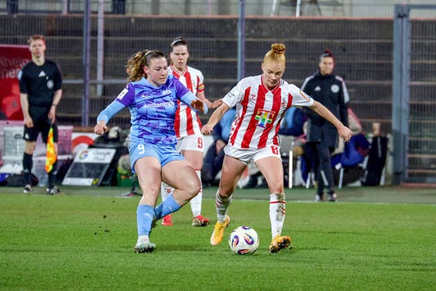 09 02 2026, xsscx, Frauen Fussball, 1 FC Koeln SGS Essen, 1 Fussball Bundesliga, 17 Spieltag, Franz Kremer Stadion, Saison 2025 2026 Ramona Maier SGS Essen 9 im Zweikampf gegen Laura Vogt 1 FC Koeln 8 DFB regulations prohibit any use of photographs as image sequences and or quasi video Photo xSandraxScherningxPressefotoKochx Nordrhein Westfalen Germany