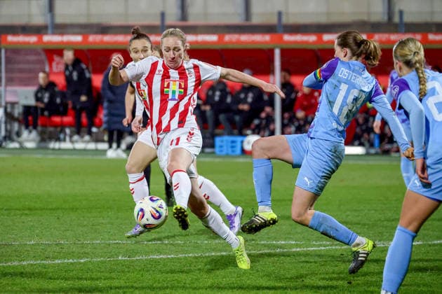 09 02 2026, xsscx, Frauen Fussball, 1 FC Koeln SGS Essen, 1 Fussball Bundesliga, 17 Spieltag, Franz Kremer Stadion, Saison 2025 2026 Pauline Bremer 1 FC Koeln 11 im Zweikampf gegen Lena Ostermeier SGS Essen 18 DFB regulations prohibit any use of photographs as image sequences and or quasi video Photo xSandraxScherningxPressefotoKochx Nordrhein Westfalen Germany